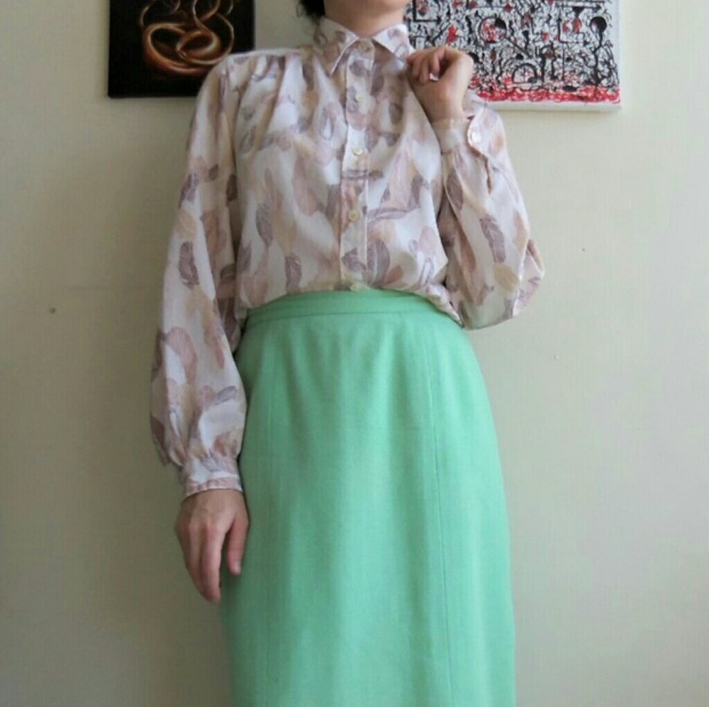Retro Evan Picone Flowy Feather Print Blouse